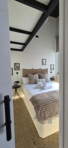 a bedroom with a large white bed with a black ceiling at Nuevo Apartamento Industrial Deco Valencia Capital in Valencia