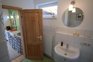 a bathroom with a sink and a mirror at Ferienhaus Kastaniengrün in Worpswede