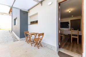 a kitchen and dining room with a table and chairs at Trajadinha do Lima Rooms in Ponte de Lima
