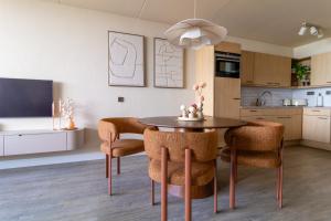 a kitchen and dining room with a table and chairs at Casa Amare in Egmond aan Zee