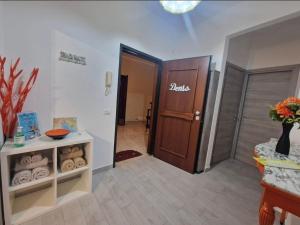 a room with a door with the word bake on it at Appartamento Denis in Rapallo