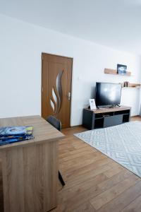 an office with a desk and a computer in a room at Apartament centru in Râmnicu Vâlcea