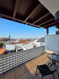 a patio with chairs and a table on a balcony at Gemütliche Ferienwohnung in Mülheim-Kärlich