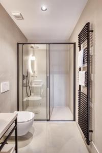 ein Badezimmer mit Glasdusche und Toilette in der Unterkunft Sobe Rafut in Nova Gorica