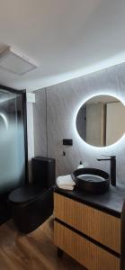 a bathroom with a sink and a toilet and a mirror at Nuevo Apartamento Industrial Deco Valencia Capital in Valencia