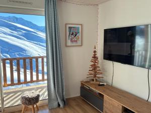 a living room with a flat screen tv and a window at T3cab-Peyragudes-61m2-8pers in Germ