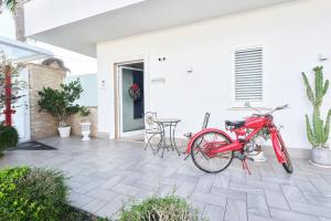 a red bike is parked on a patio at Le perle del golfo Scafati in Scafati