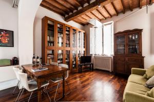 ein Wohnzimmer mit einem Holztisch und Stühlen in der Unterkunft Spacious 2BR Apartment for Families Central & Quiet Pisa in Pisa