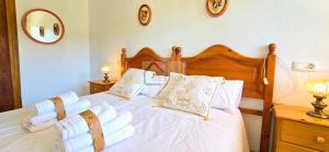 a bedroom with a bed with white sheets and pillows at Villa Trinamar - Casa rural en Valdes cerca de Luarca in Carcedo