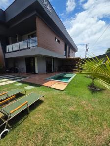 a building with a swimming pool in the yard at Casa Luar de Pitinga in Arraial d'Ajuda