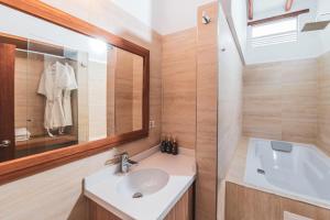 a bathroom with a sink and a bath tub at Casa Sie in Villa de Leyva