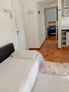 two beds in a small room with white walls at Aire Porteño in La Porteña
