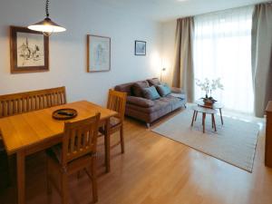 a living room with a table and a couch at Ferienwohnung Ammersee in Andechs