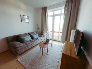 a living room with a couch and a table at Ferienwohnung Ammersee in Andechs