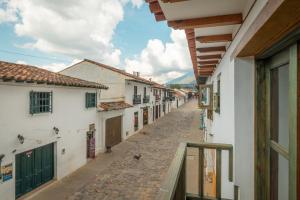 an empty street in a town with buildings at Casa Sie in Villa de Leyva