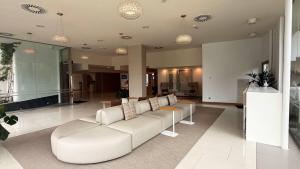 a living room with a white couch and chairs at BLUESEA Es Bolero in Cala d´Or
