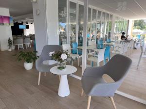 a room with chairs and tables in a restaurant at BLUESEA Costa Verde in El Arenal
