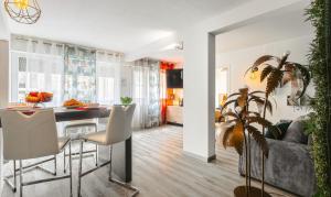 a kitchen and living room with a table and chairs at Jungle Saintaise - Appartement, Hypercentre, Fibre, Tv 4K, Parking Privé Payant in Saintes
