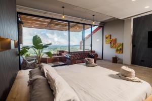 a large bed in a room with a large window at Montecielo Hosting in Guatapé
