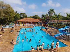 a group of people in a large swimming pool at Spin world Clube São Roque in São Roque