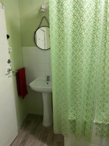 ein Badezimmer mit Waschbecken und Duschvorhang in der Unterkunft Casa de Mello in Melo + 14 Fotos