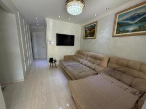 Foto de Casa completa com churrasqueira e garagem