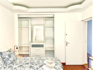 a bedroom with a bed and a closet at Maison Villa Foch in Meaux +22 photos