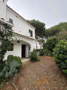 a white house with a driveway in front of it at Casa Calma in L'Escala