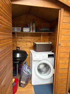 a washer and dryer in a tiny house at Casa Calma in L'Escala