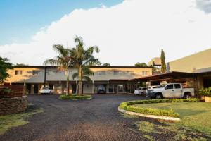 ein Parkplatz vor einem Hotel in der Unterkunft Hotel Oaky in Posadas