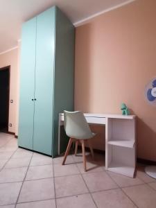 a desk with a chair and a cabinet in a room at Casa Clelia - Sulla strada per il lago in Rezzato
