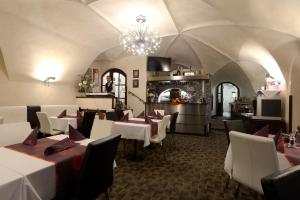 Reštaurácia alebo iné gastronomické zariadenie v ubytovaní Hotel Grand