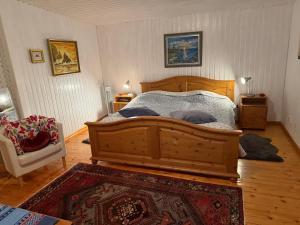 una camera da letto con un letto di legno e un tappeto di Almagården lantlig miljö a Svängsta