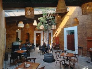 a restaurant with tables and chairs and people sitting at Casa Solsticio 212 in Cholula