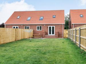 a house with a fence and a yard at Dawson Park 9 - Uk12668 in Mablethorpe