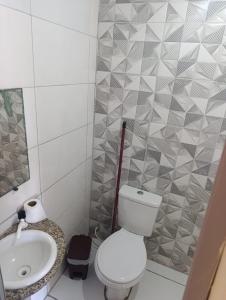 a small bathroom with a toilet and a sink at Studio Jéssica in Arunta