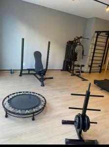 a room with a gym with several equipment in it at Studio 4 - São Caetano proximo GM in São Caetano do Sul
