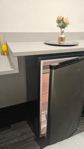 a counter top over a refrigerator under a table at Studio 4 - São Caetano proximo GM in São Caetano do Sul +7 photos