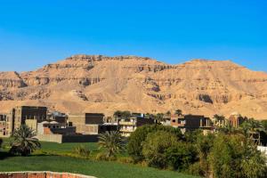 a city with a mountain in the background at Amenirdis Villa in Al Qurnah