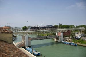 a train crossing a bridge over a body of water at Casa Sant'Andrea in Venice