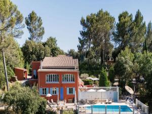 a house with a swimming pool and trees at Gîte Guillaume with swimming pool in Carcès