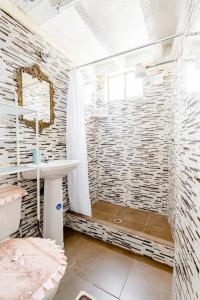 a bathroom with a shower and a toilet and a sink at SUITE AMOBLADA TODO INCLUIDO in Quito