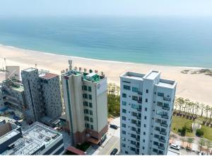 an aerial view of a beach and some buildings at 대천 아이오션 풀빌라 호텔 in Koryŏng