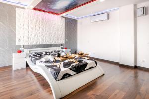 a bedroom with a bed in a room at Cazalegas Sky Spa in Cazalegas +45 photos