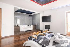a living room with a bed and a bath tub at Cazalegas Sky Spa in Cazalegas
