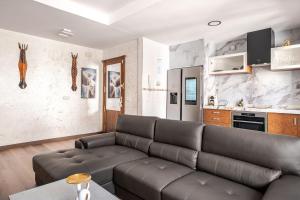 a living room with a couch and a kitchen at Cazalegas Sky Spa in Cazalegas