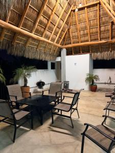 a group of chairs and a table in a room at Sanpanchobungalows in San Francisco