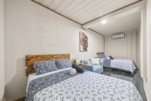 a bedroom with a bed and a couch at Cozy 1BR Beachside Apartment Entre Olas in Vega Baja
