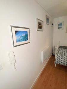 a room with a bed and a picture on the wall at Quick Stop Double Bed Flat - Bradford City Center in Bradford