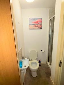 a small bathroom with a toilet and a sink at Quick Stop Double Bed Flat - Bradford City Center in Bradford +9 photos